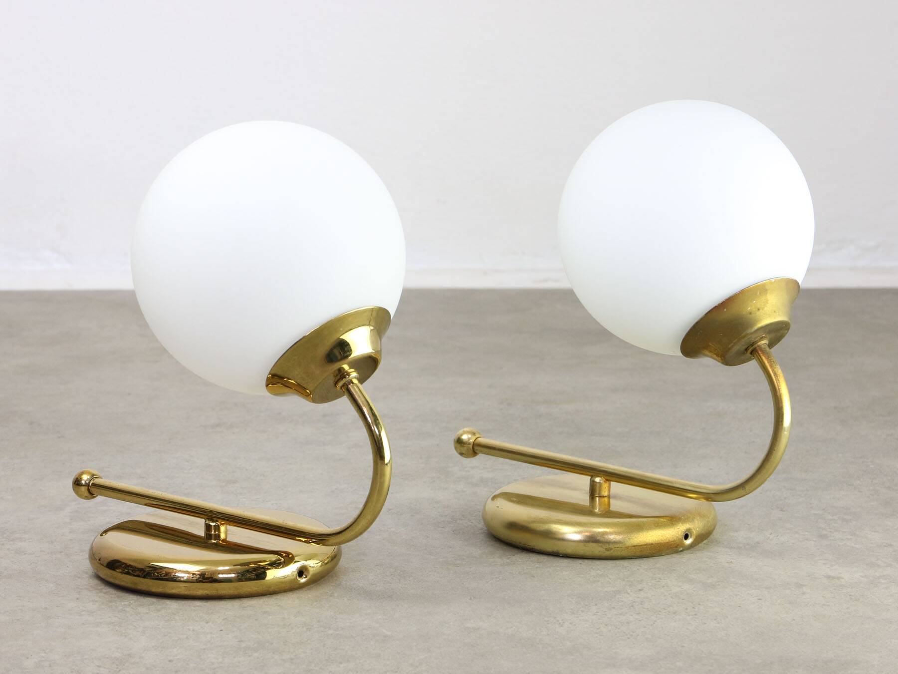 Appliques murales vintage dorées et opalines, italie, set de 2