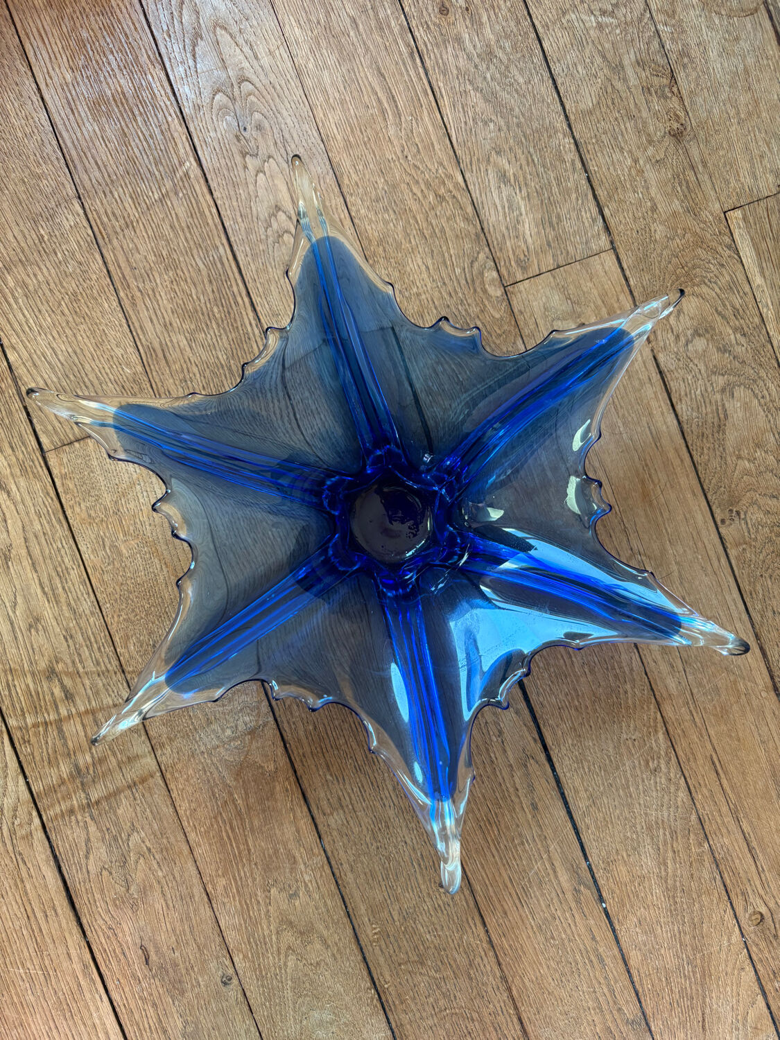 Murano glass bowl from the 1960s in perfect condition.