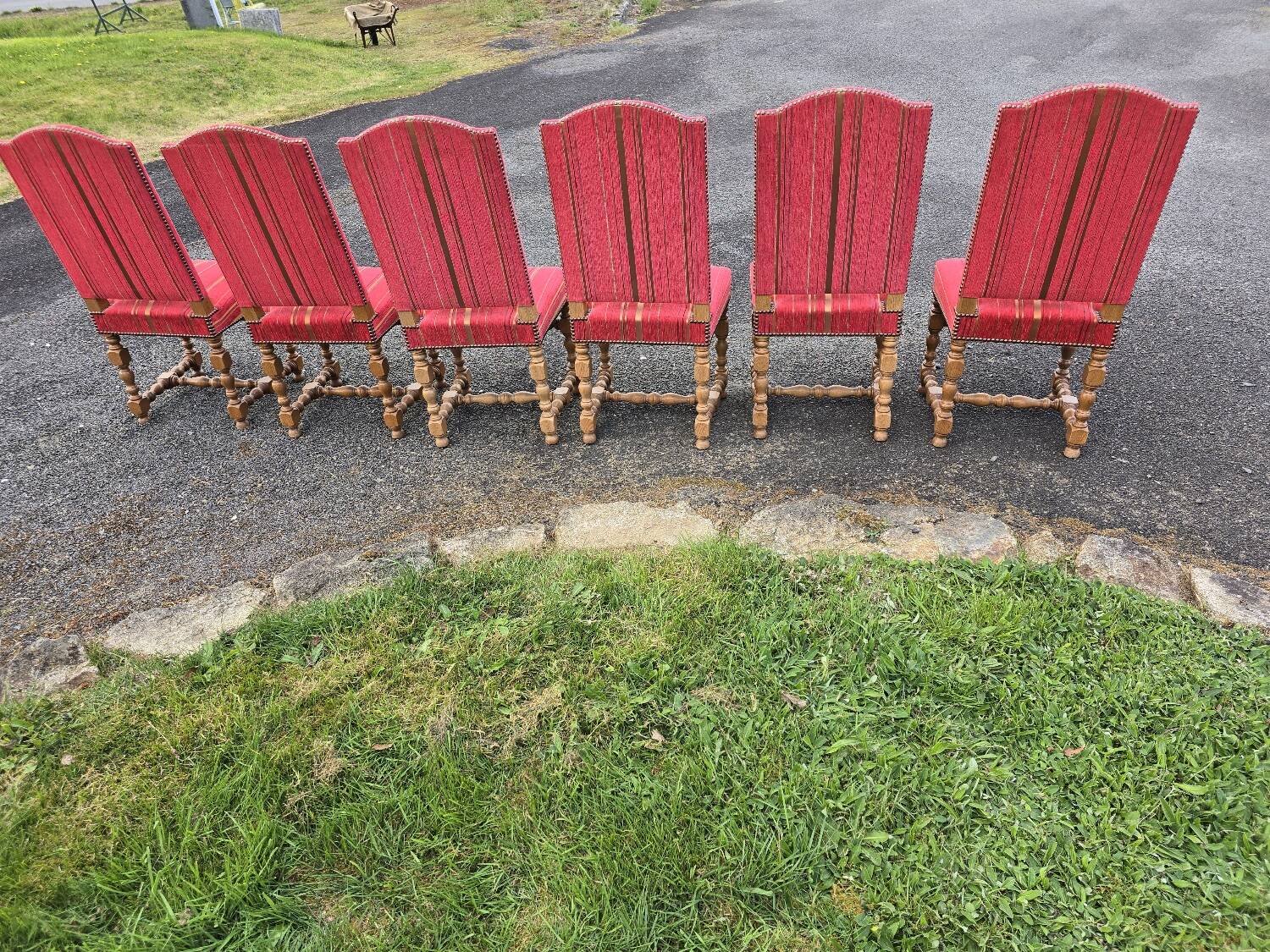 Série de six chaises  Louis  XIII en chêne