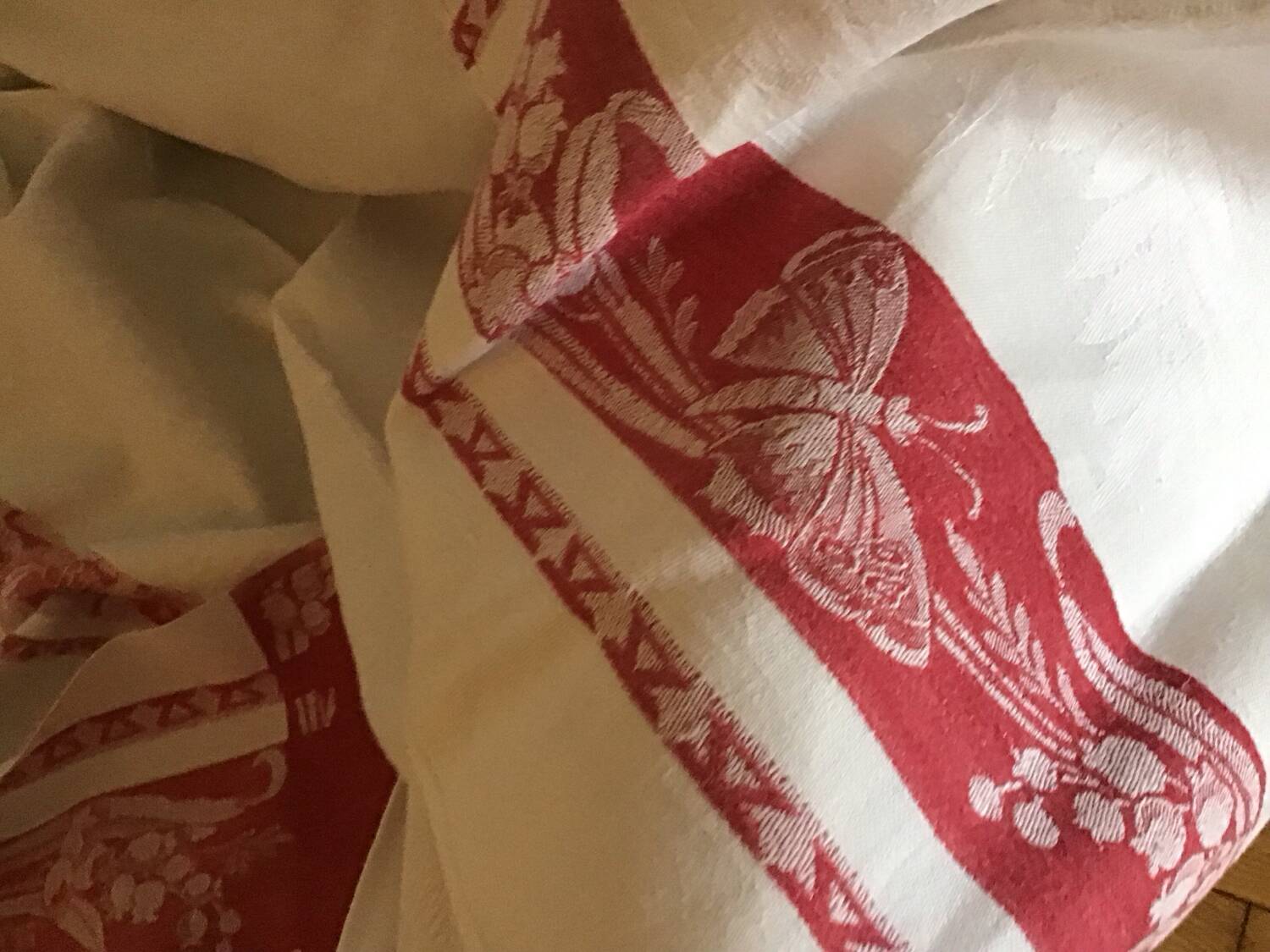 Grande nappe rouge et blanche vintage