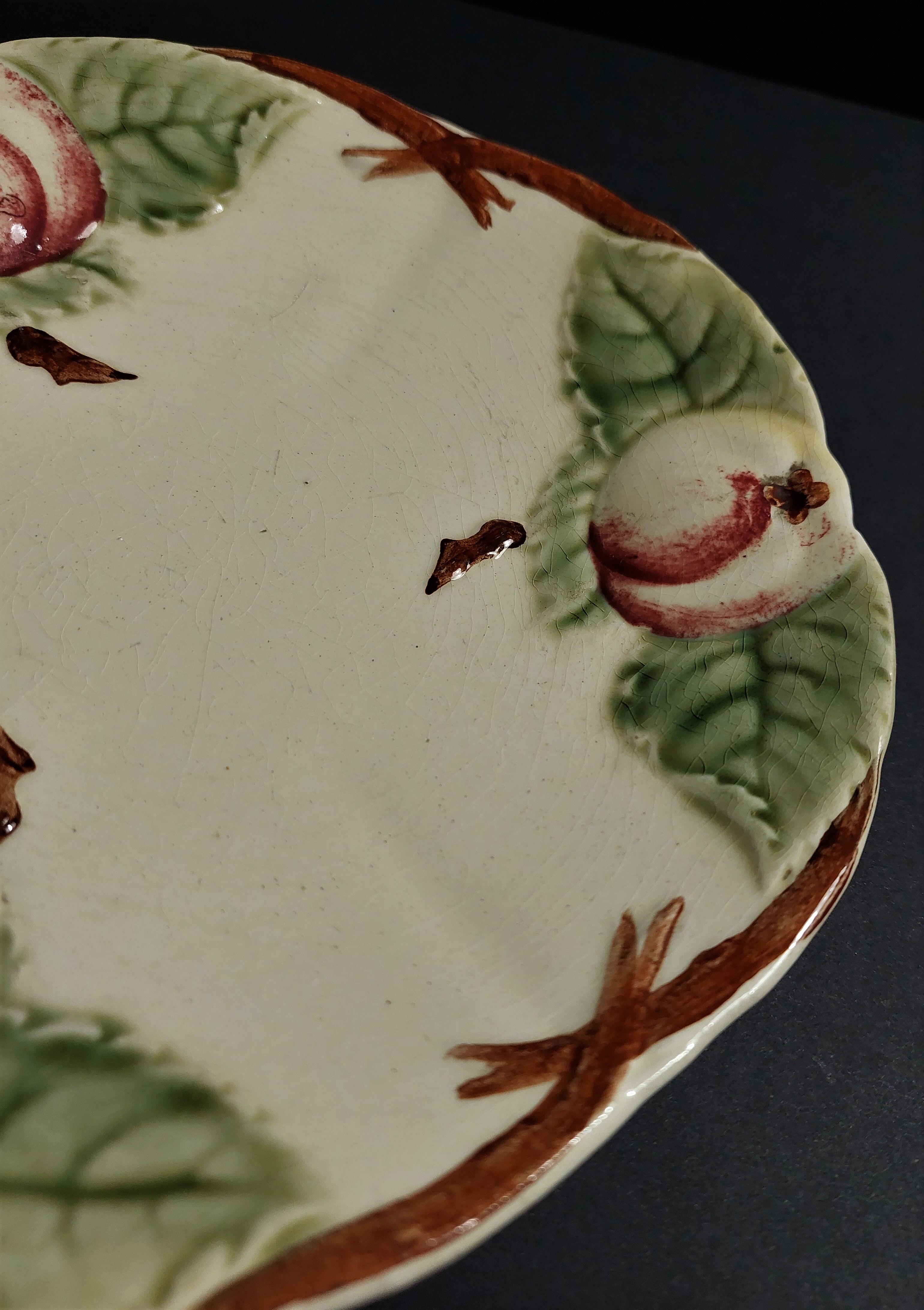 Plate in slip Choisy le Roi apples early twentieth century
