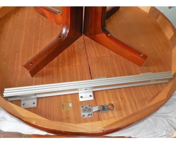 Baumann table with extension cords