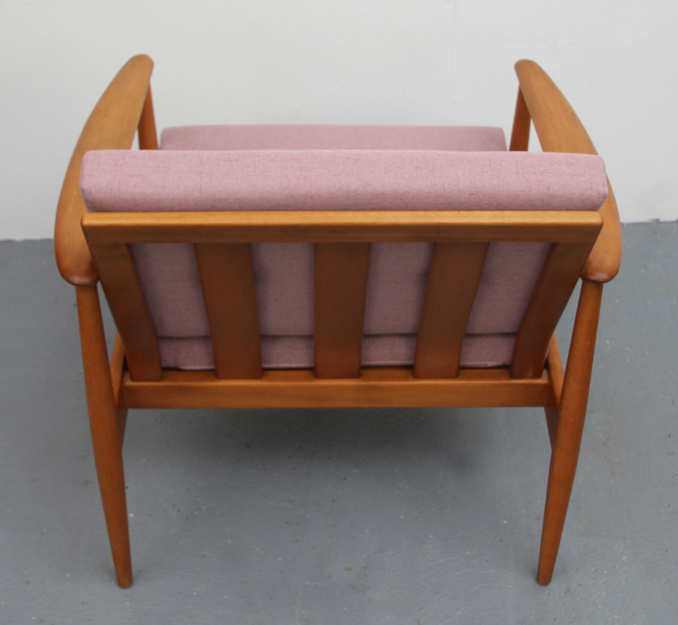 Scandinavian pink armchair in beech wood - 1960s