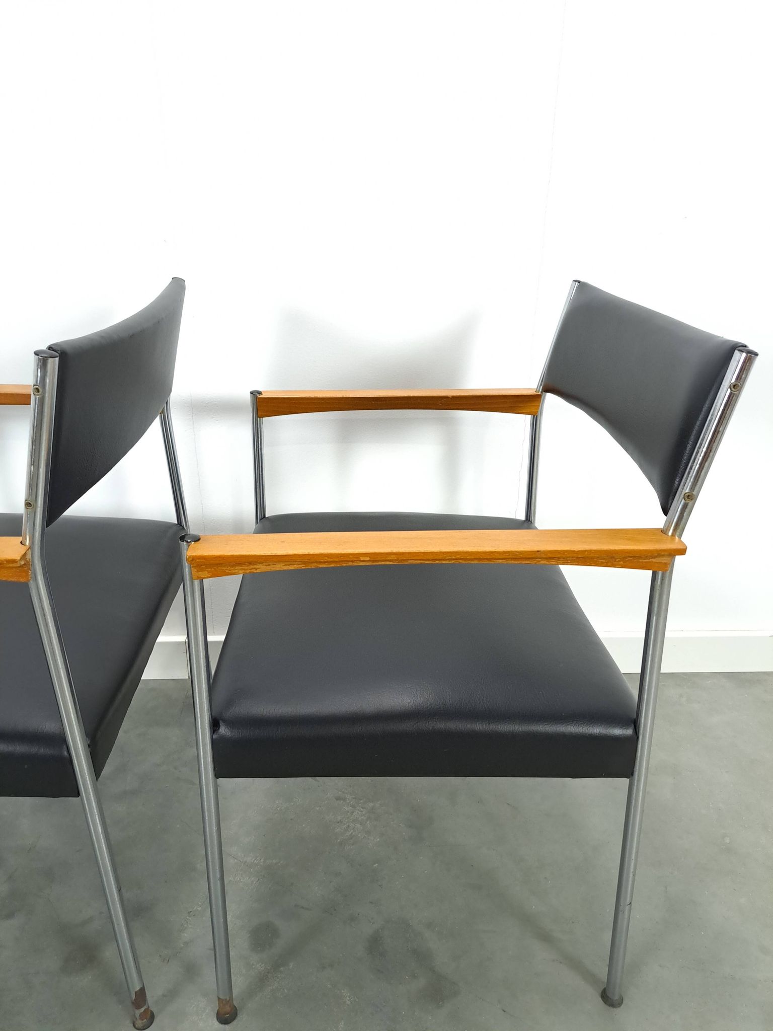 Chairs DDR with chrome base and black upholstery, dining chairs