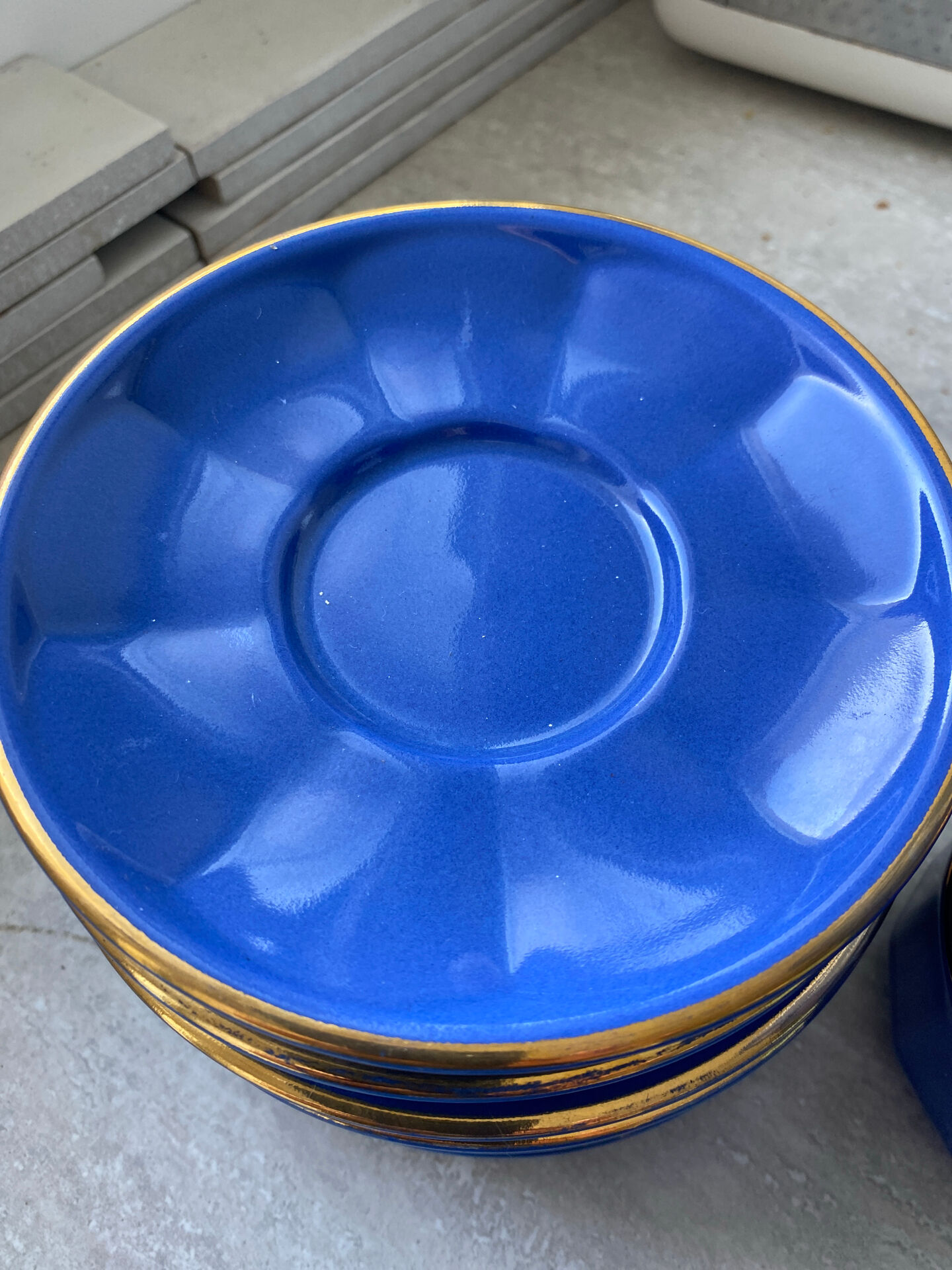 6 tasses et sous tasses et pot à lait Revoll
