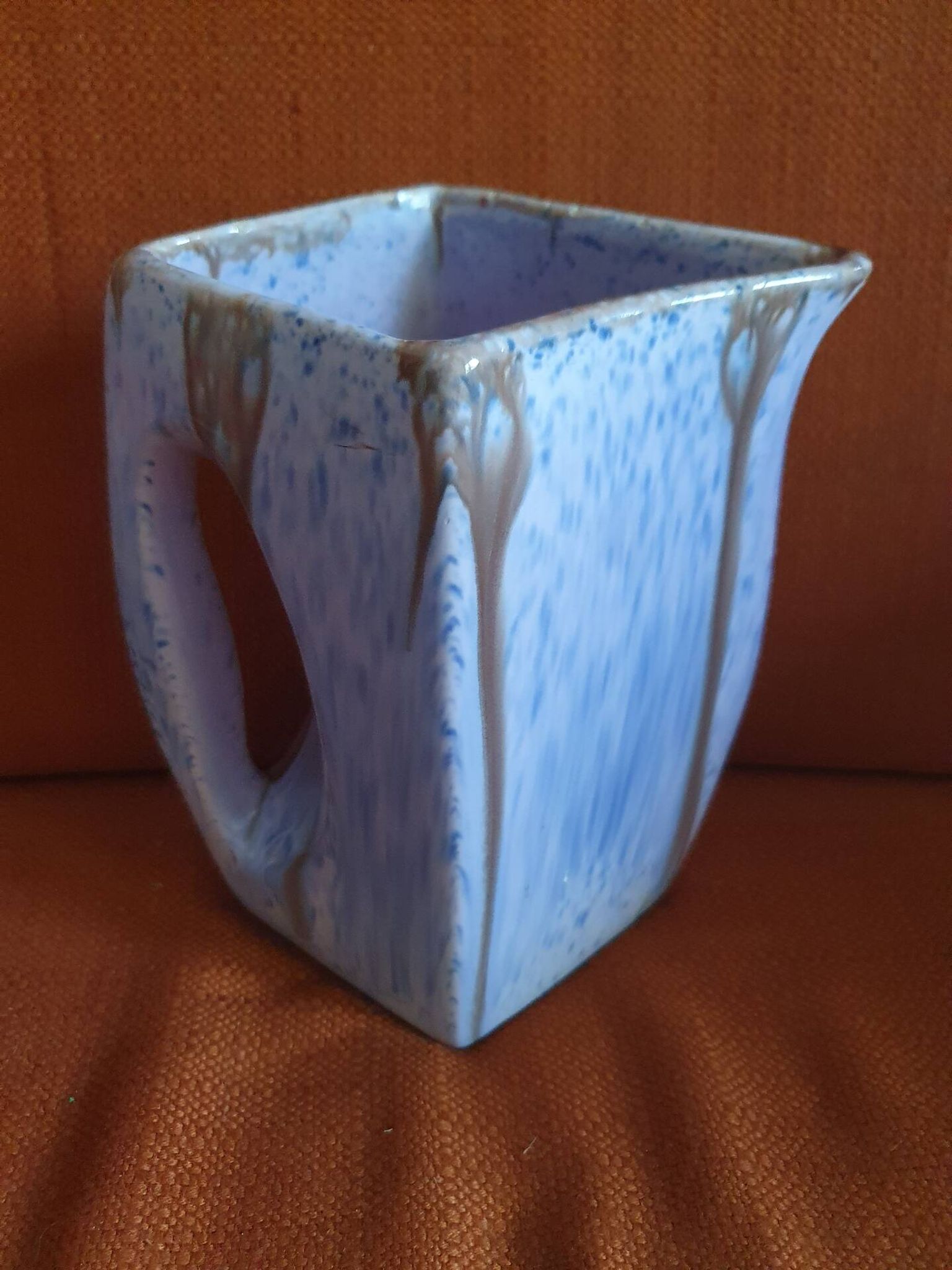 Beau pichet en céramique irisée mauve