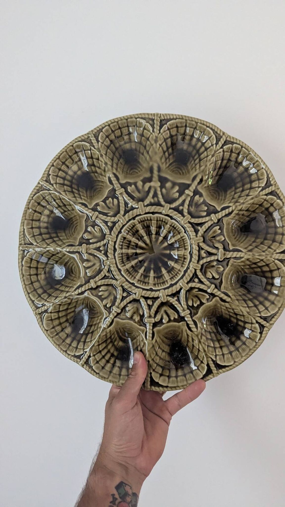 Oyster service Sarreguemines in barbotine – 12 plates + large bowl