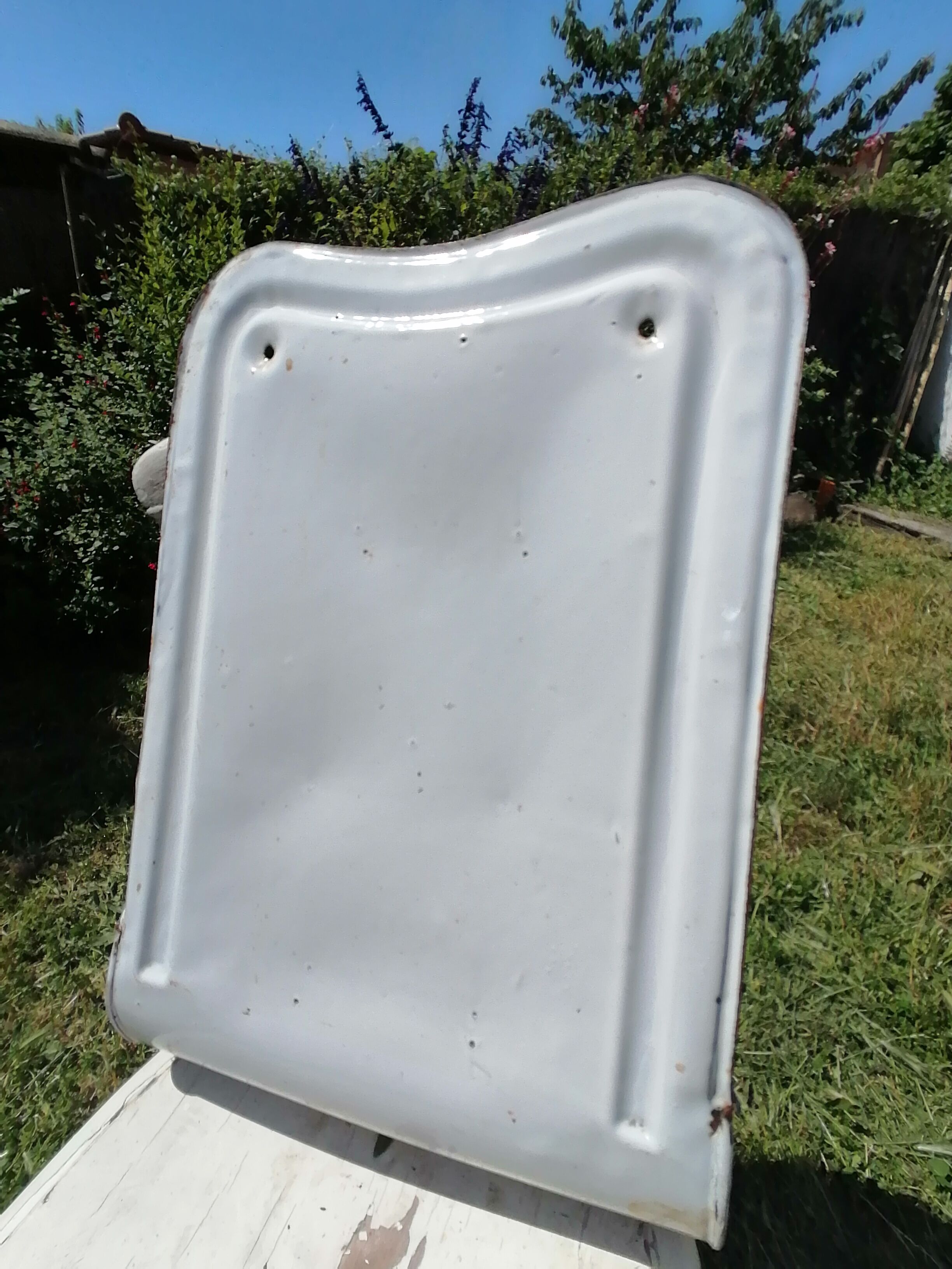 Enamelled sheet metal utensil holder