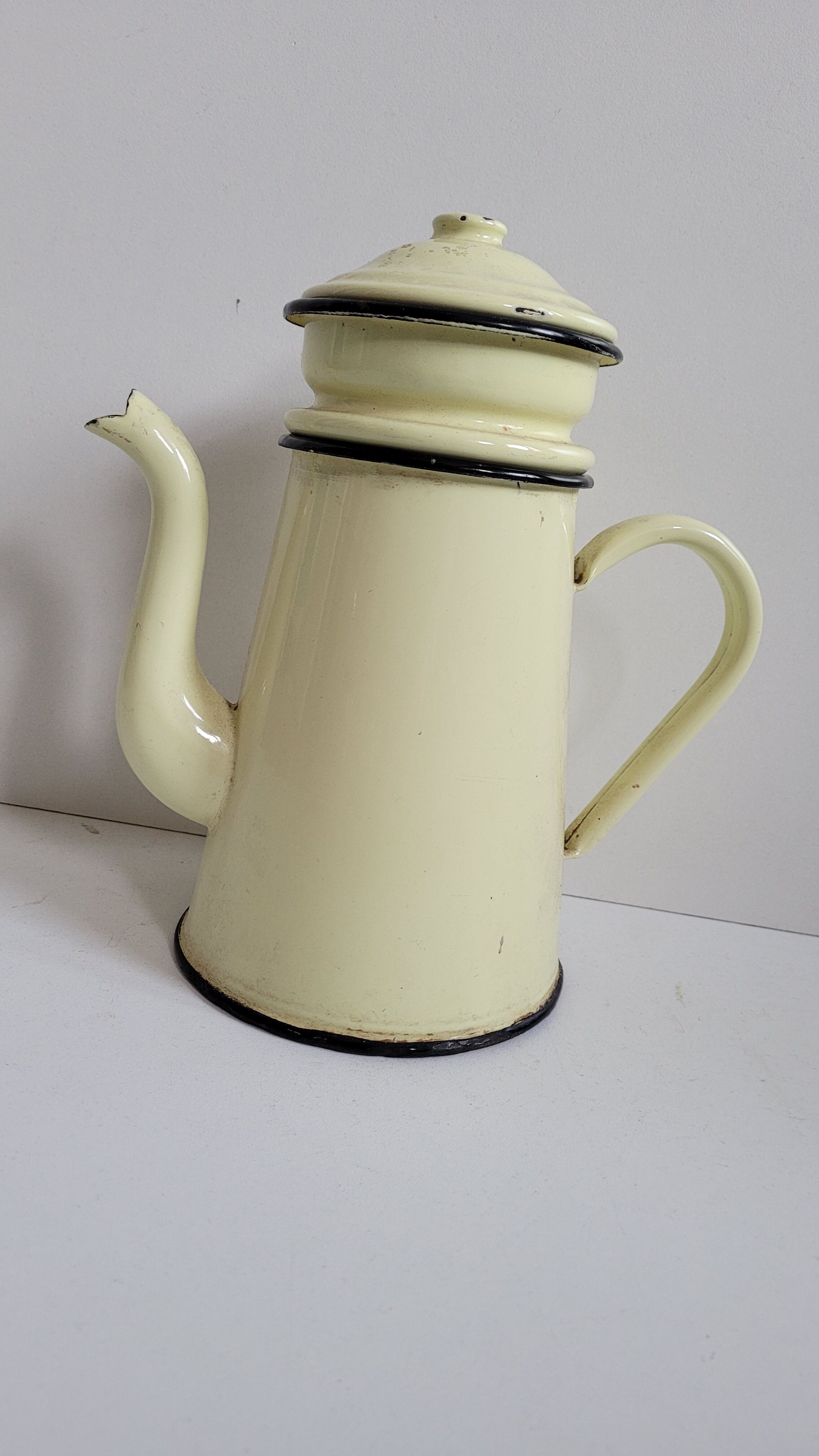 Enamelled yellow coffee maker