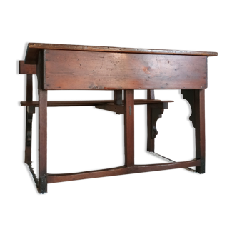 Old desk or children's desk made of wood and metal