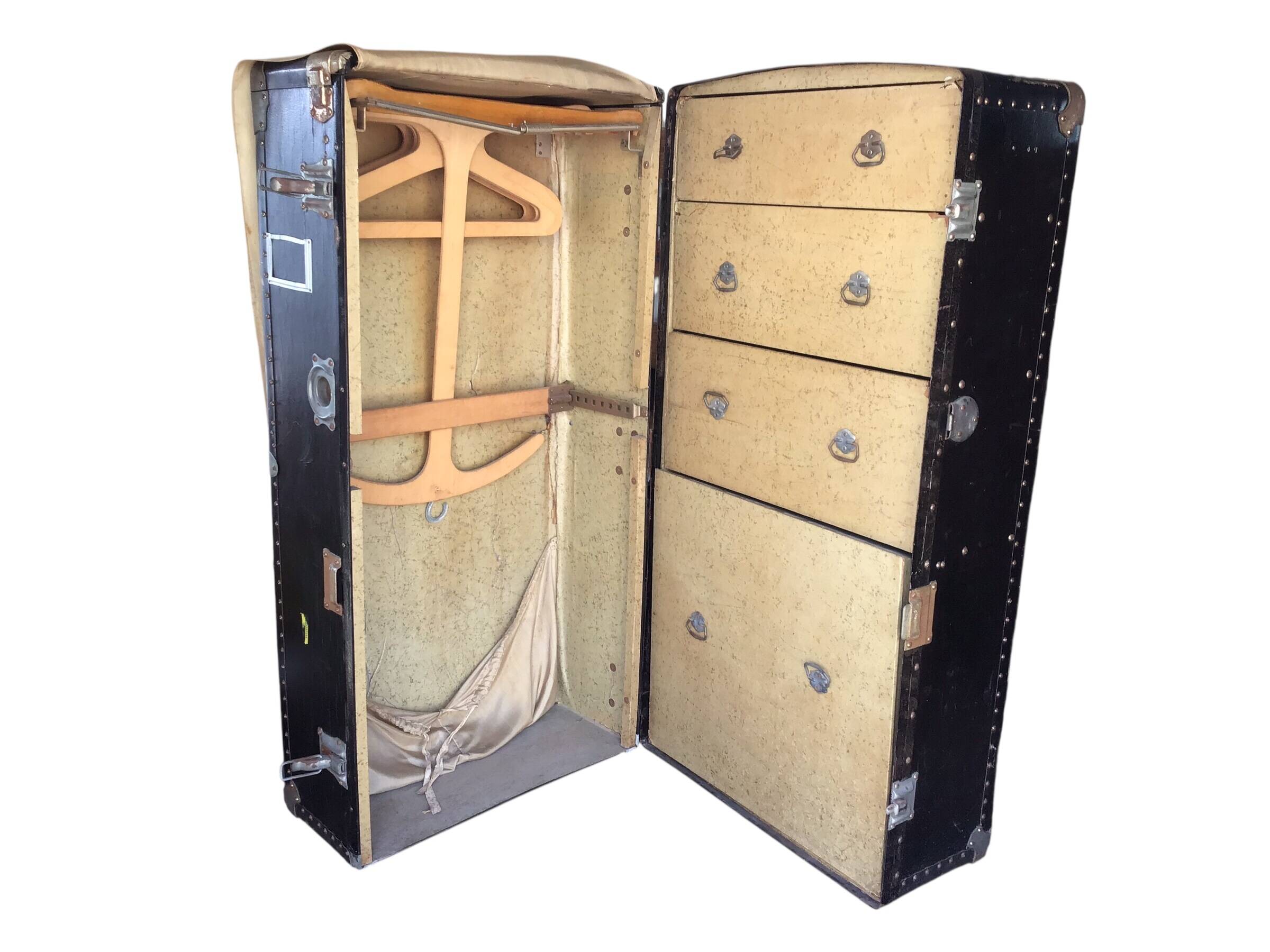 Antique vertical cabin trunk – 109 cm – parchment interior