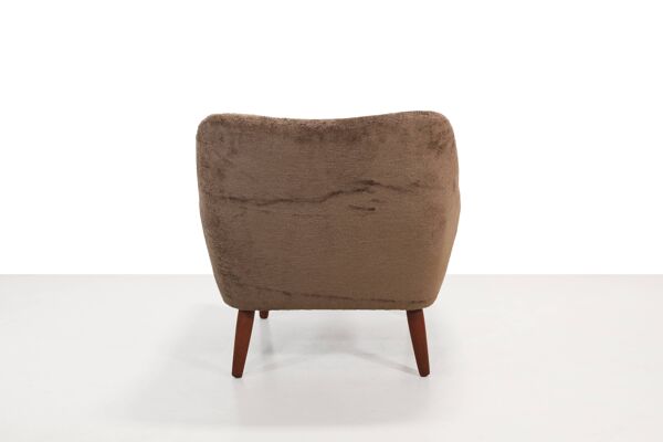 Fauteuil design danois en fausse peau de mouton marron