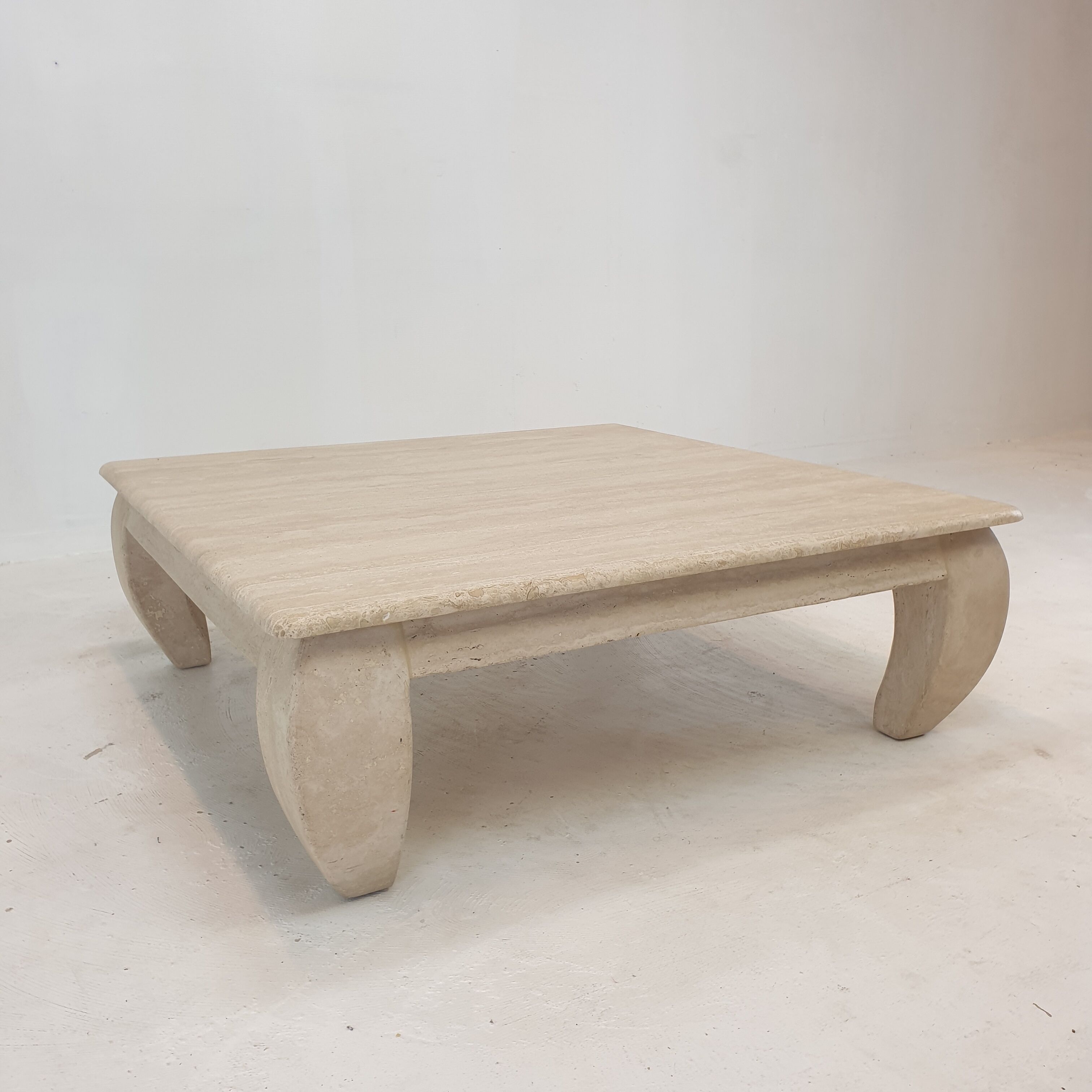 Table basse en travertin italien "Opium", années 1980.