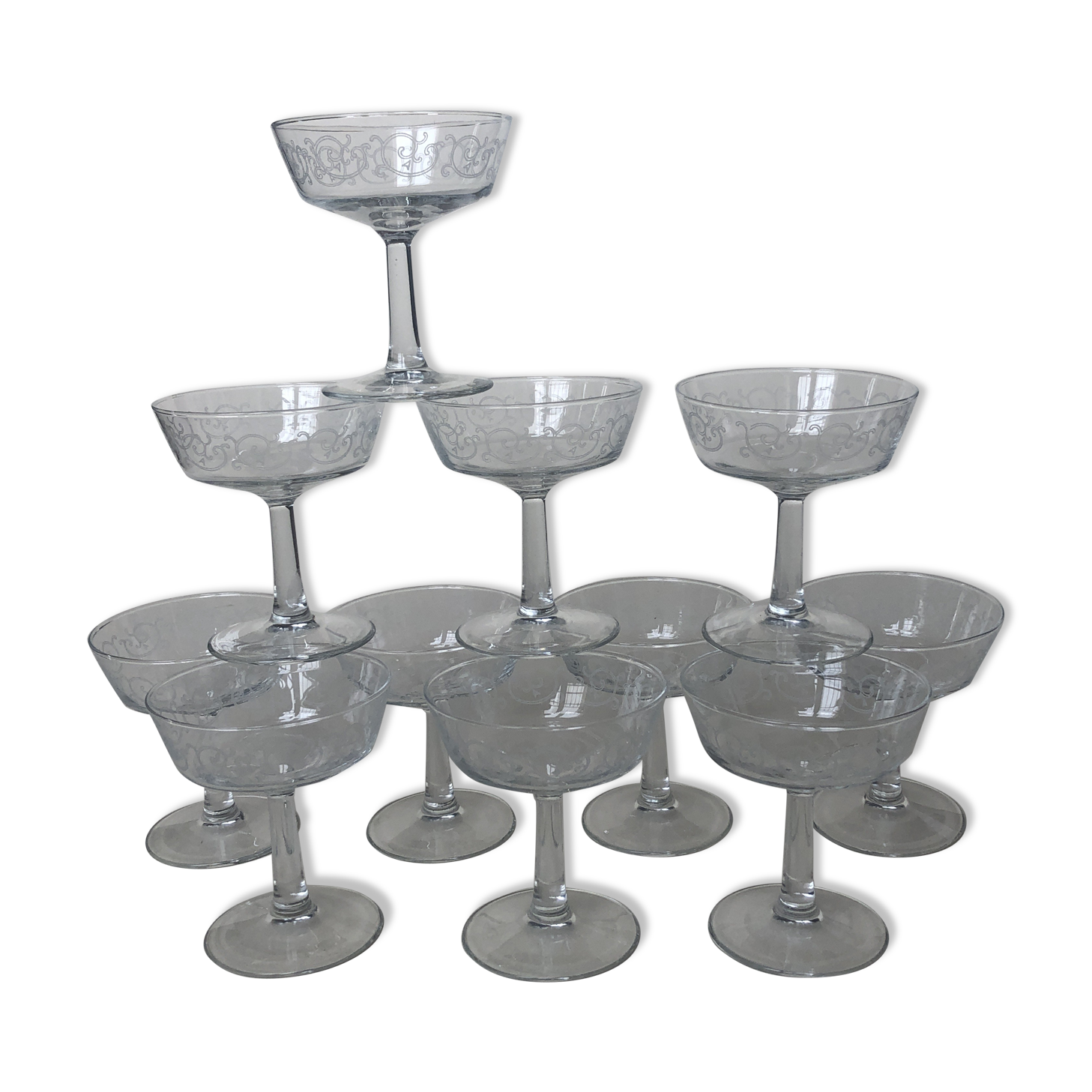 Set of 11 cups to serious champagne edged swirls white