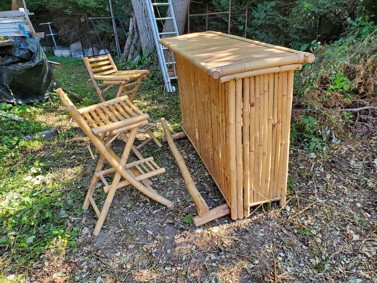 Bamboo bar and 2 vintage stools