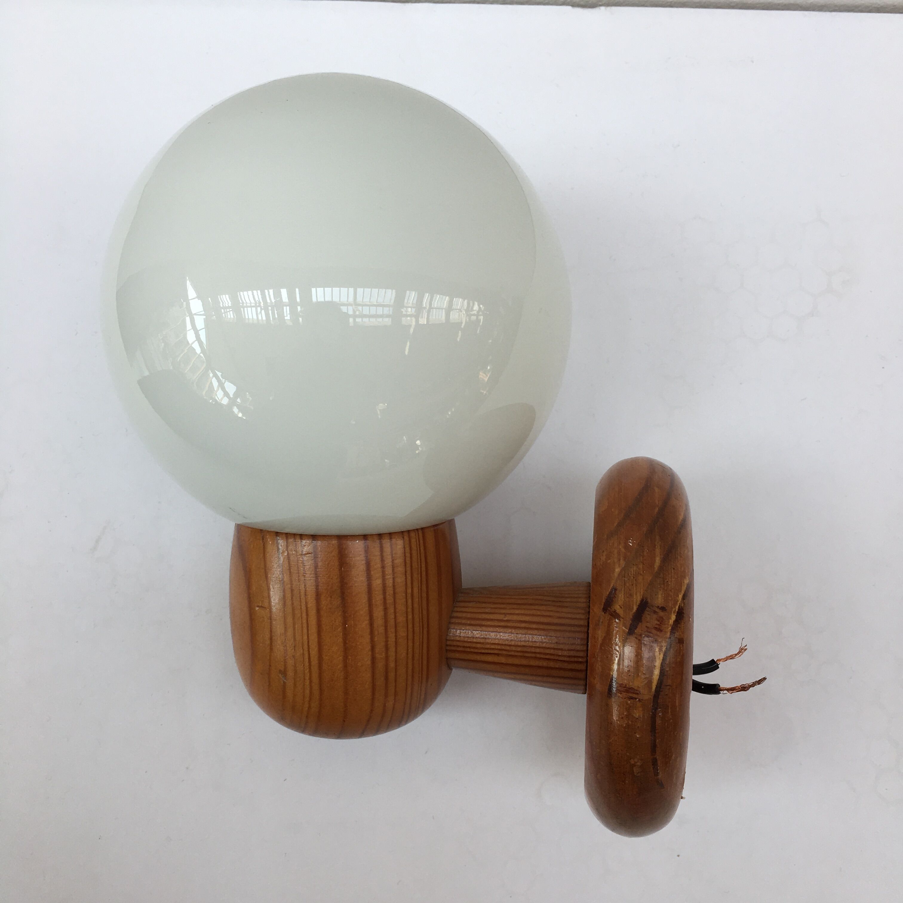 Modernist wall lamp in pine and opaline