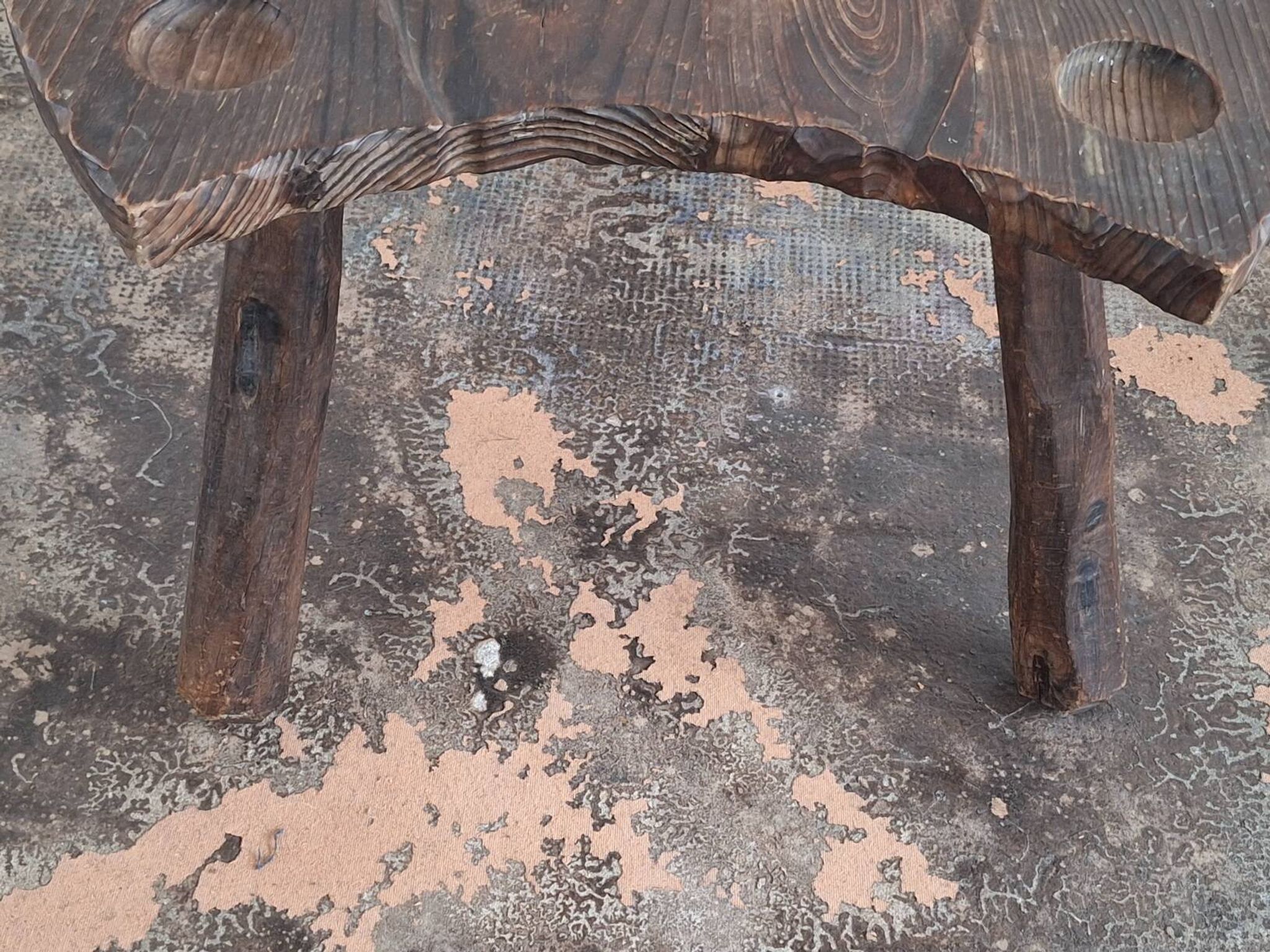 Table basse en forme de fer à cheval, sculptée à la main dans un style brutaliste, années 1960.