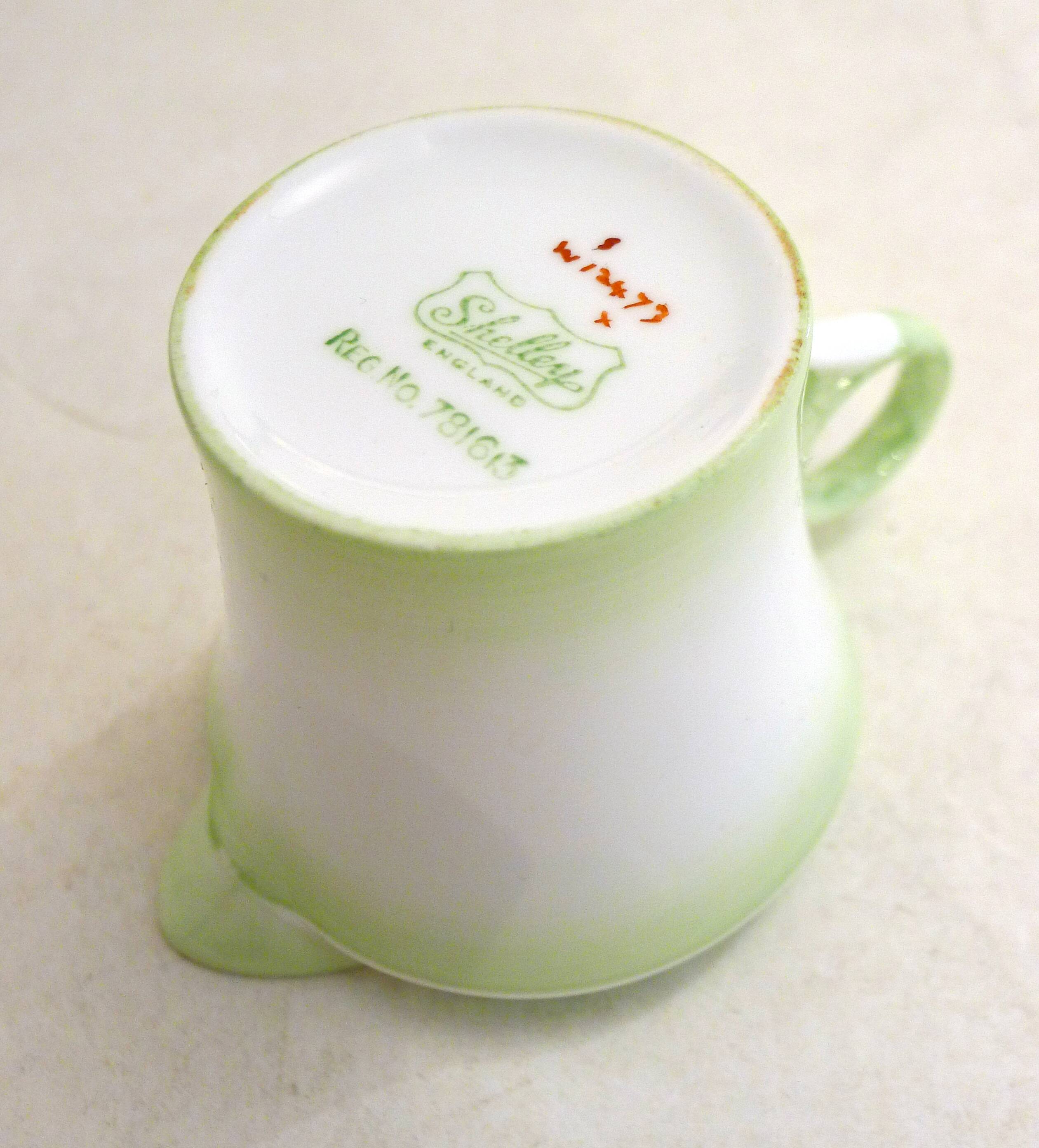 Art Deco English coffee service in porcelain from the 1930s.