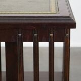 Bibliothèque en bois avec surface en cuir vert et sur roulettes de style anglais