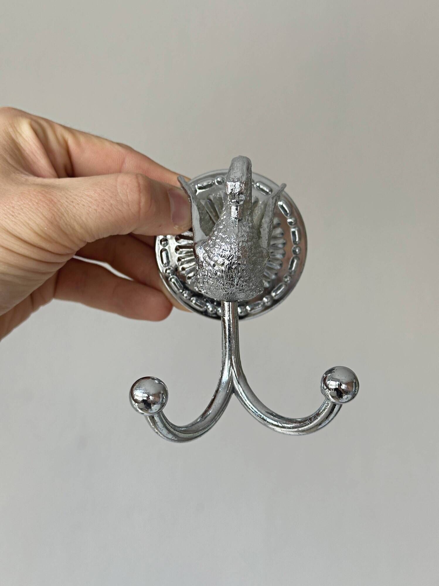 Pair of metal swan wall hooks