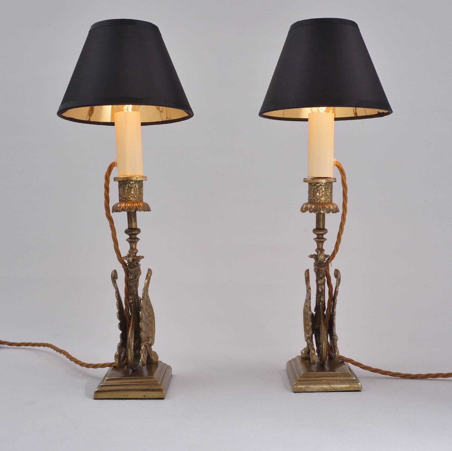 Paire de lampes chandeliers griffons de style néogothique, Angleterre années 1880