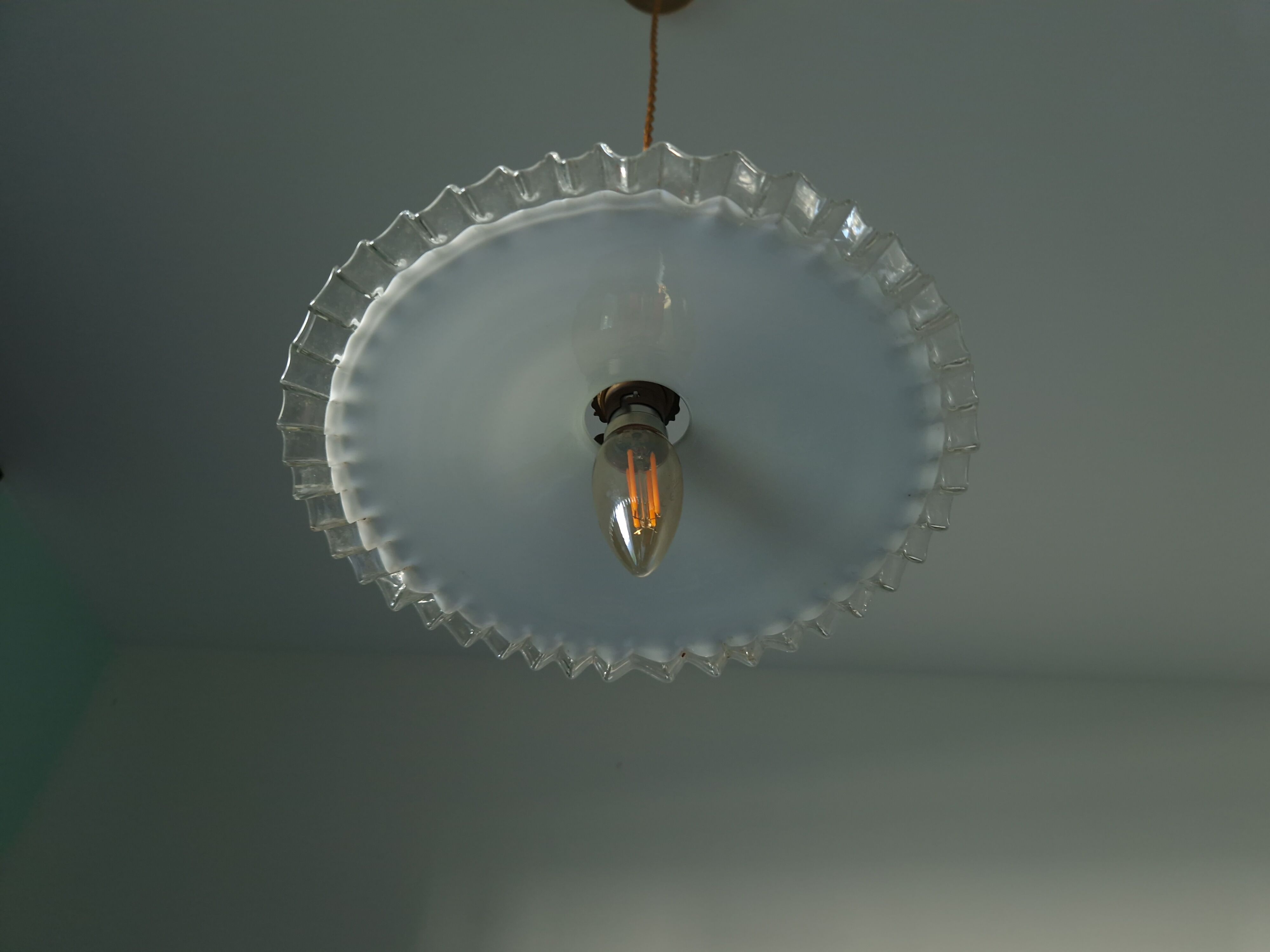 Suspension vintage en opaline dentelée