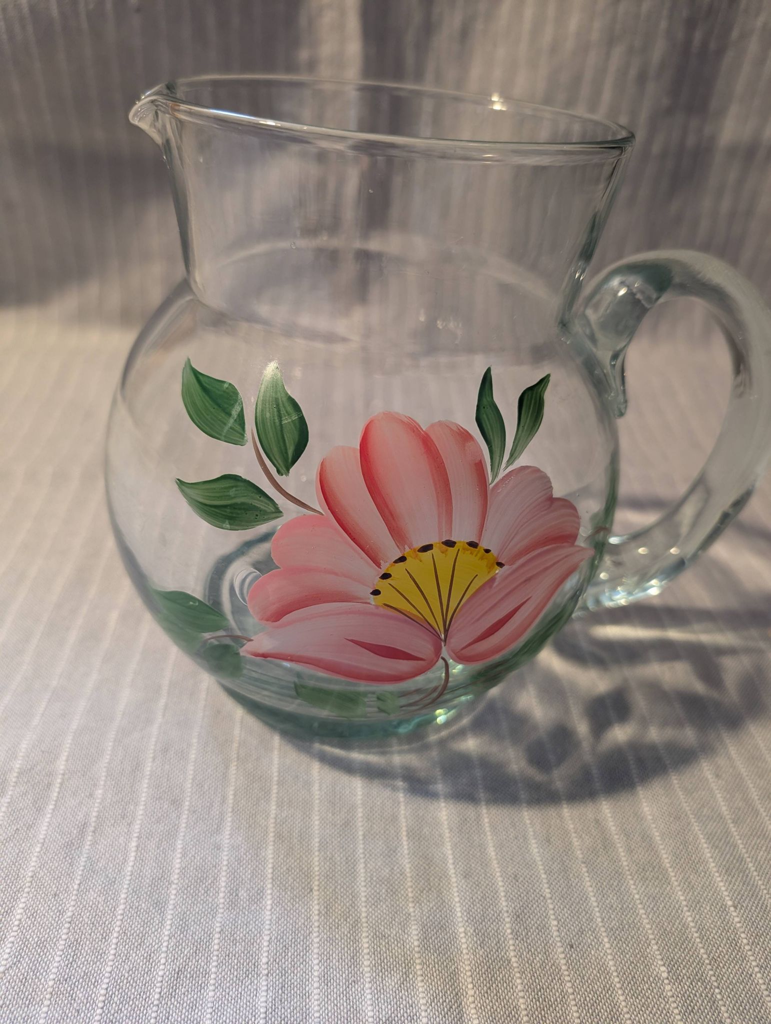 Pichet décoratif avec motif floral