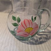 Pichet décoratif avec motif floral