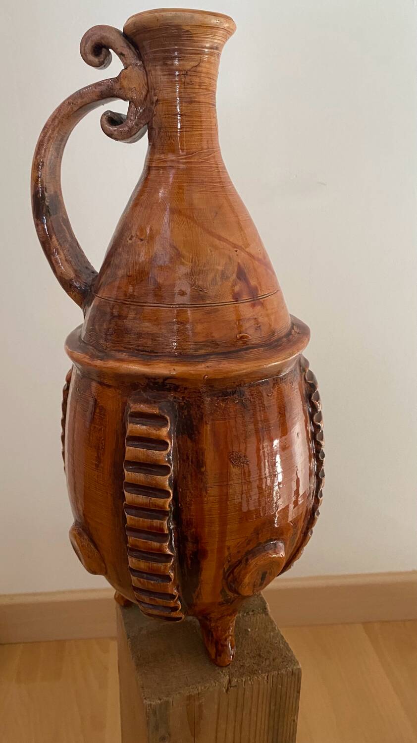 Tripod pottery