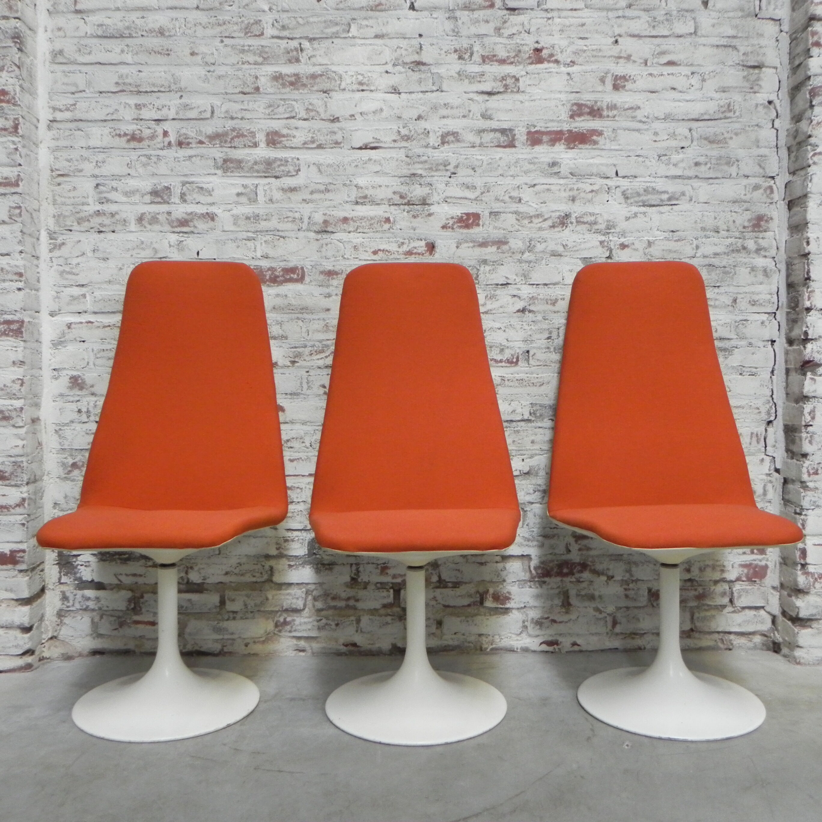 3 Vintage swivel tulip chairs