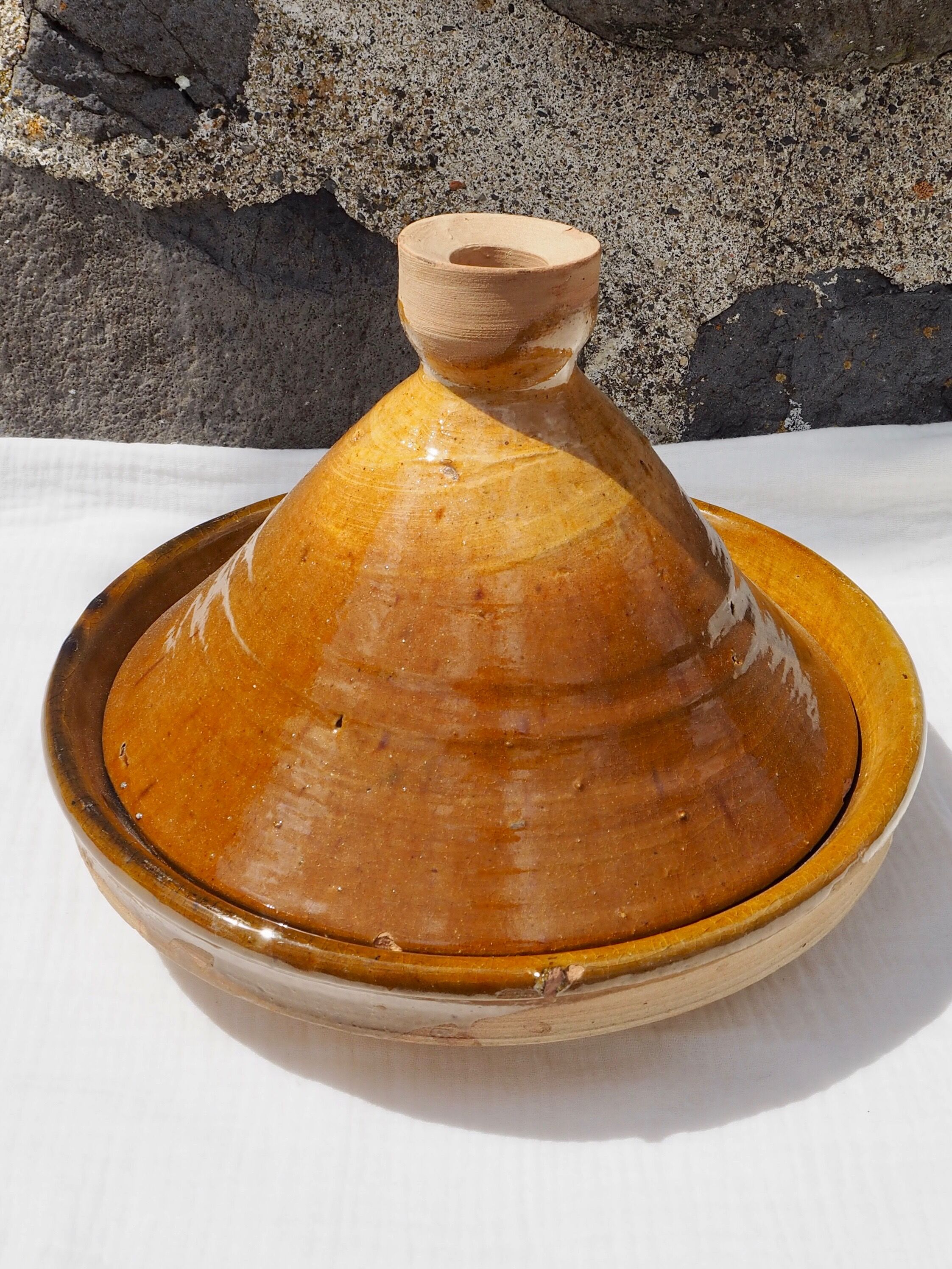 Plat à tajine artisanal en terre cuite