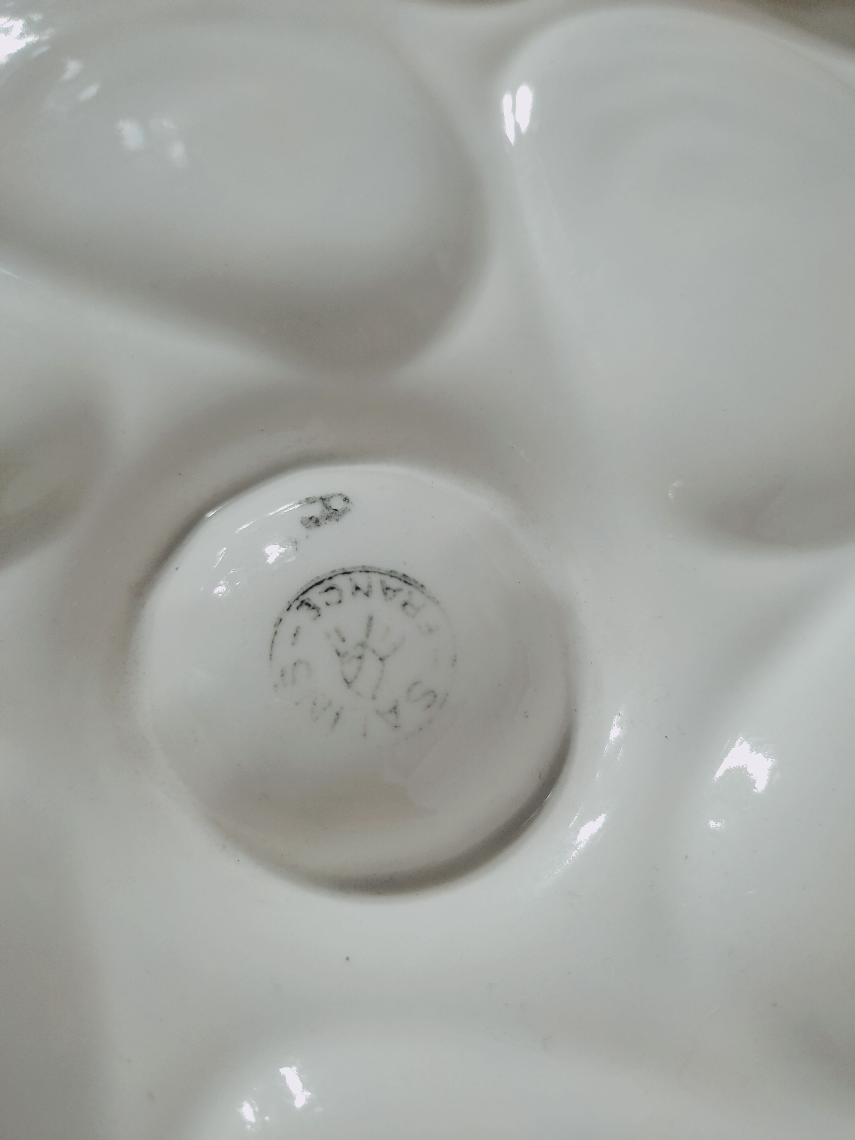 Presentation dish with oysters by salt pans