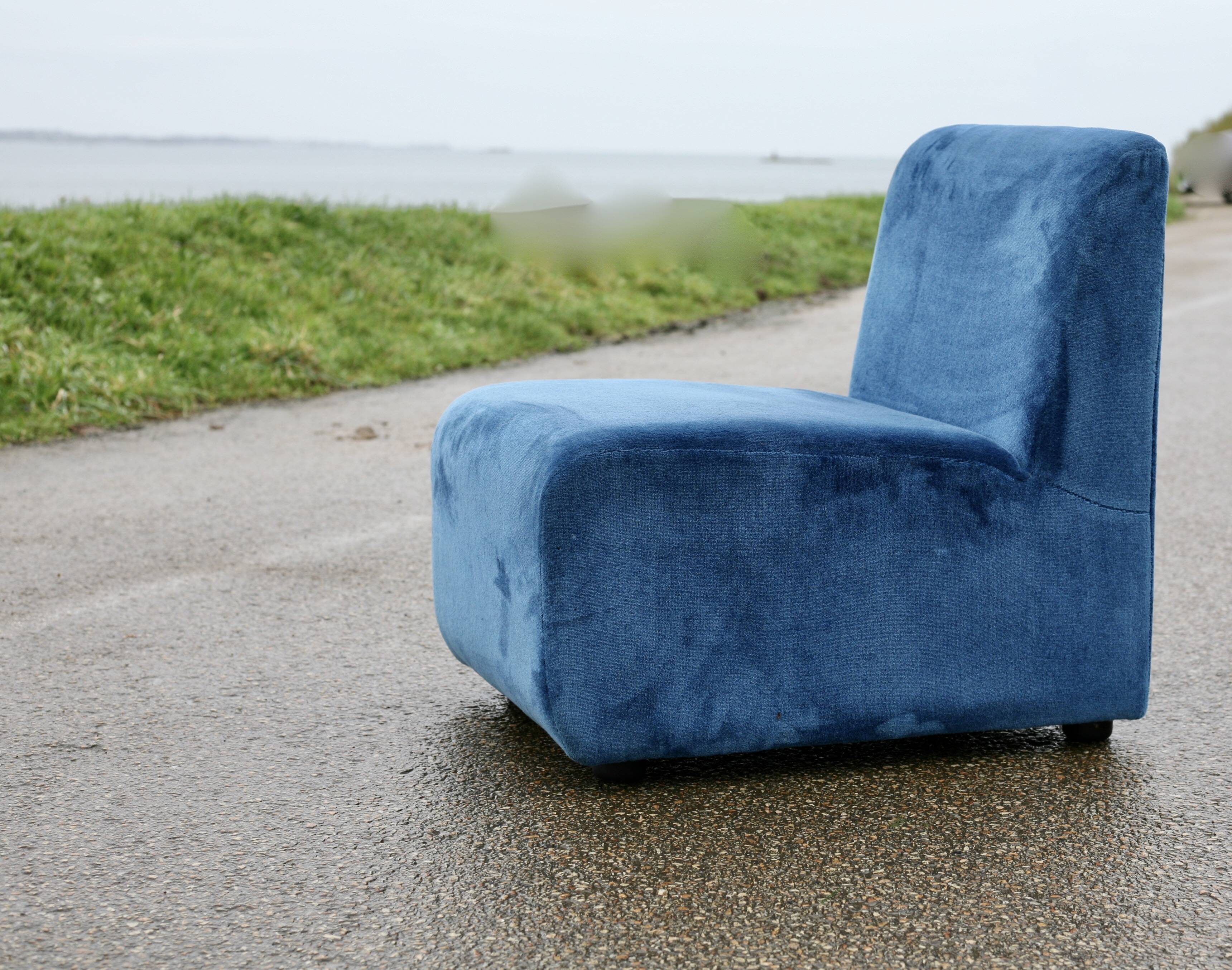 Canapé modulable composé de 5 chauffeuses en velours bleu, circa 1980