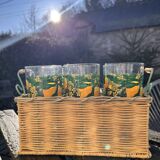 Basket of glasses with lemon pattern