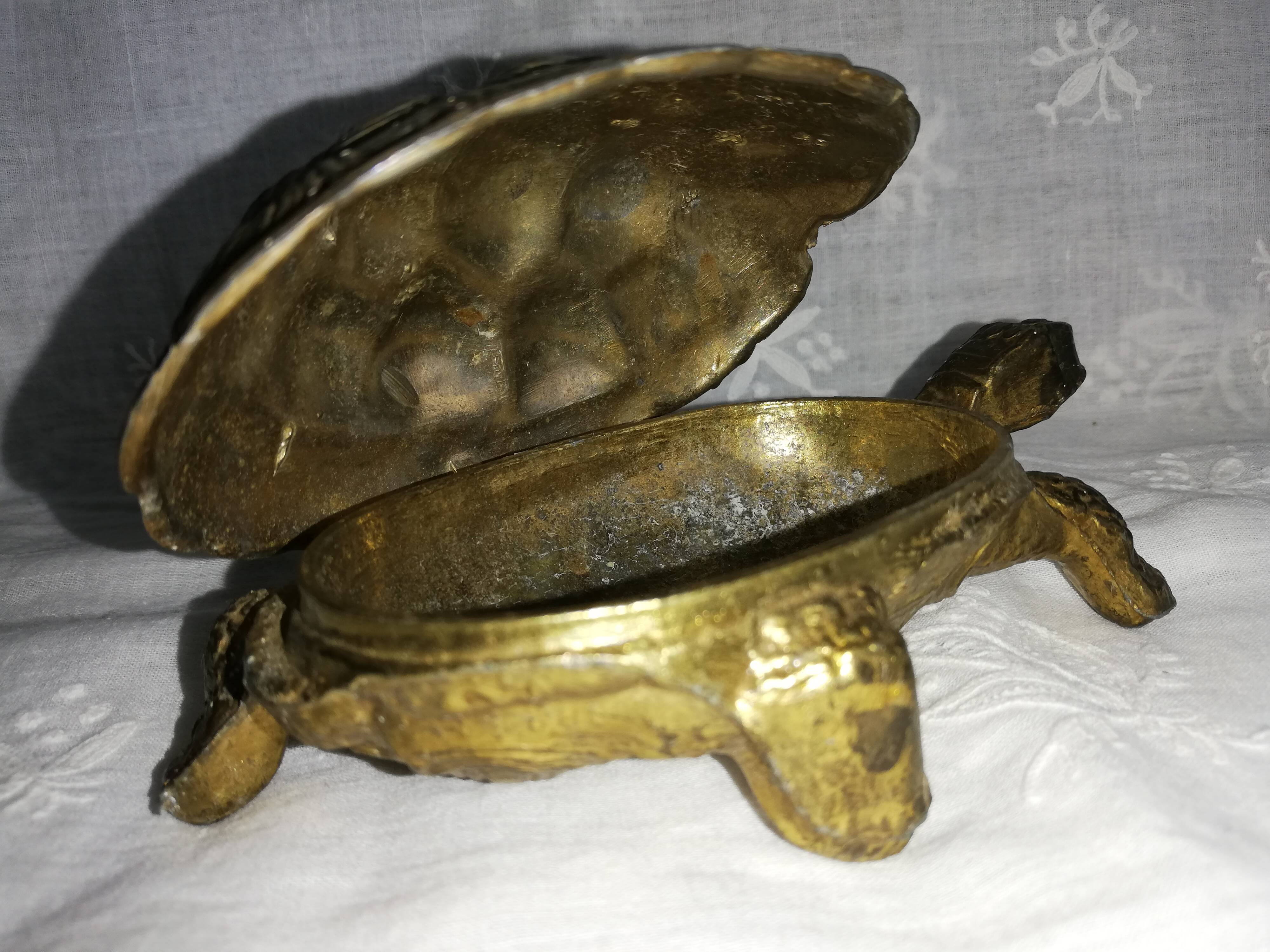 Golden metal turtle ashtray