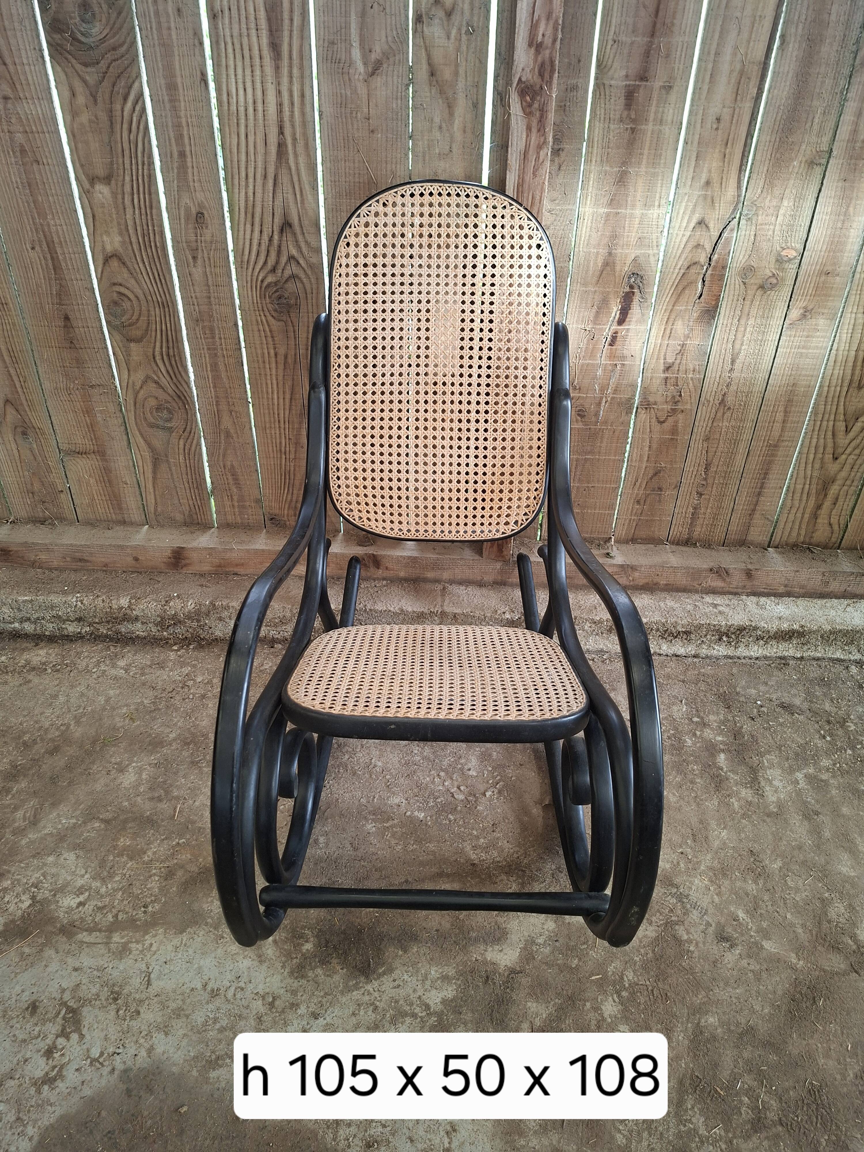 Rocking-chair en bois courbé et cannage – esprit Thonet – XXe siècle (br)