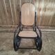 Rocking-chair en bois courbé et cannage – esprit Thonet – XXe siècle (br)