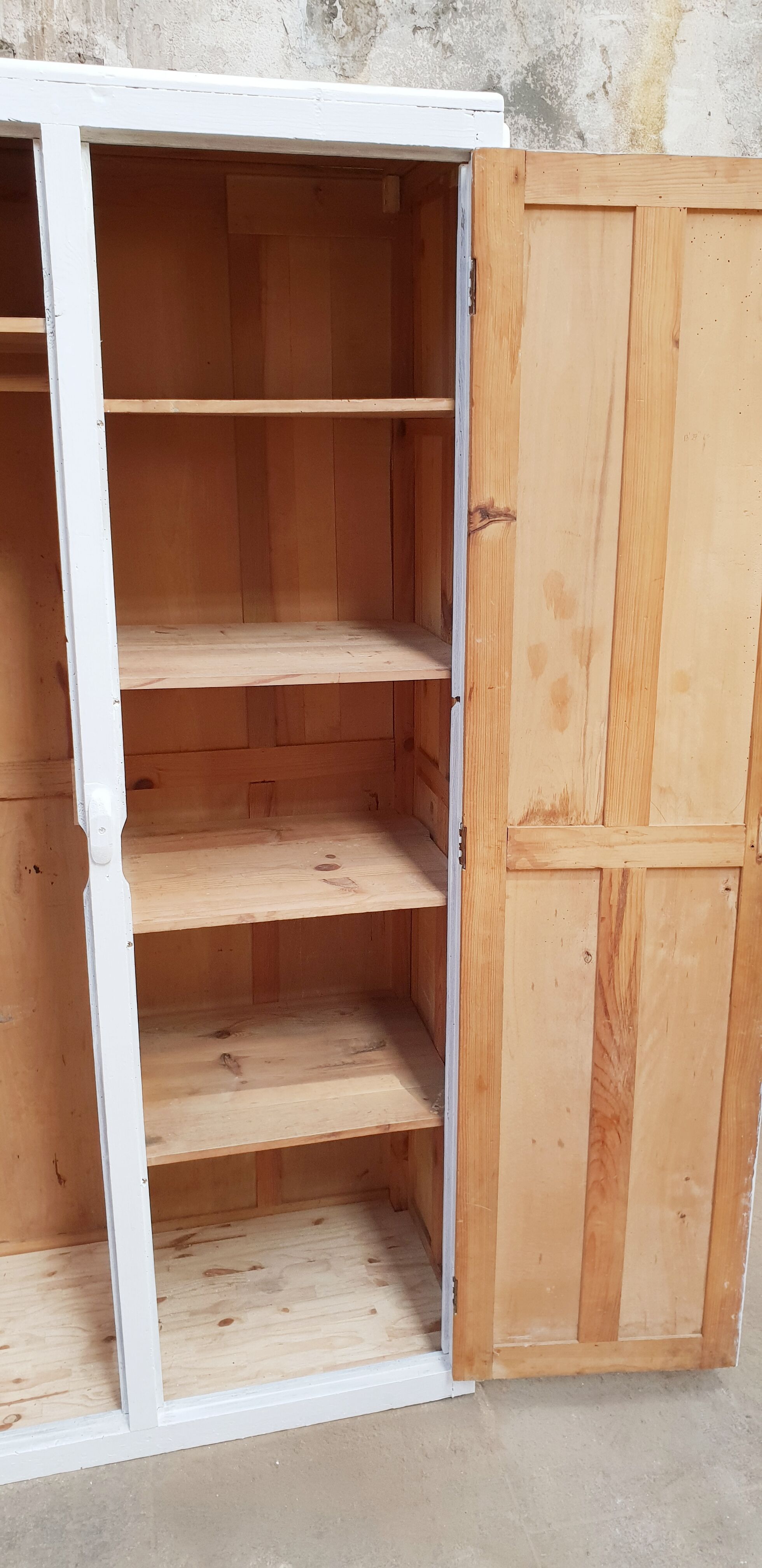 Armoire vintage