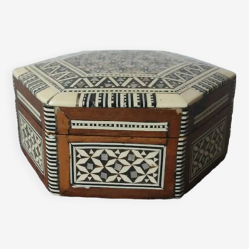 Syrian wooden box with geometric decor