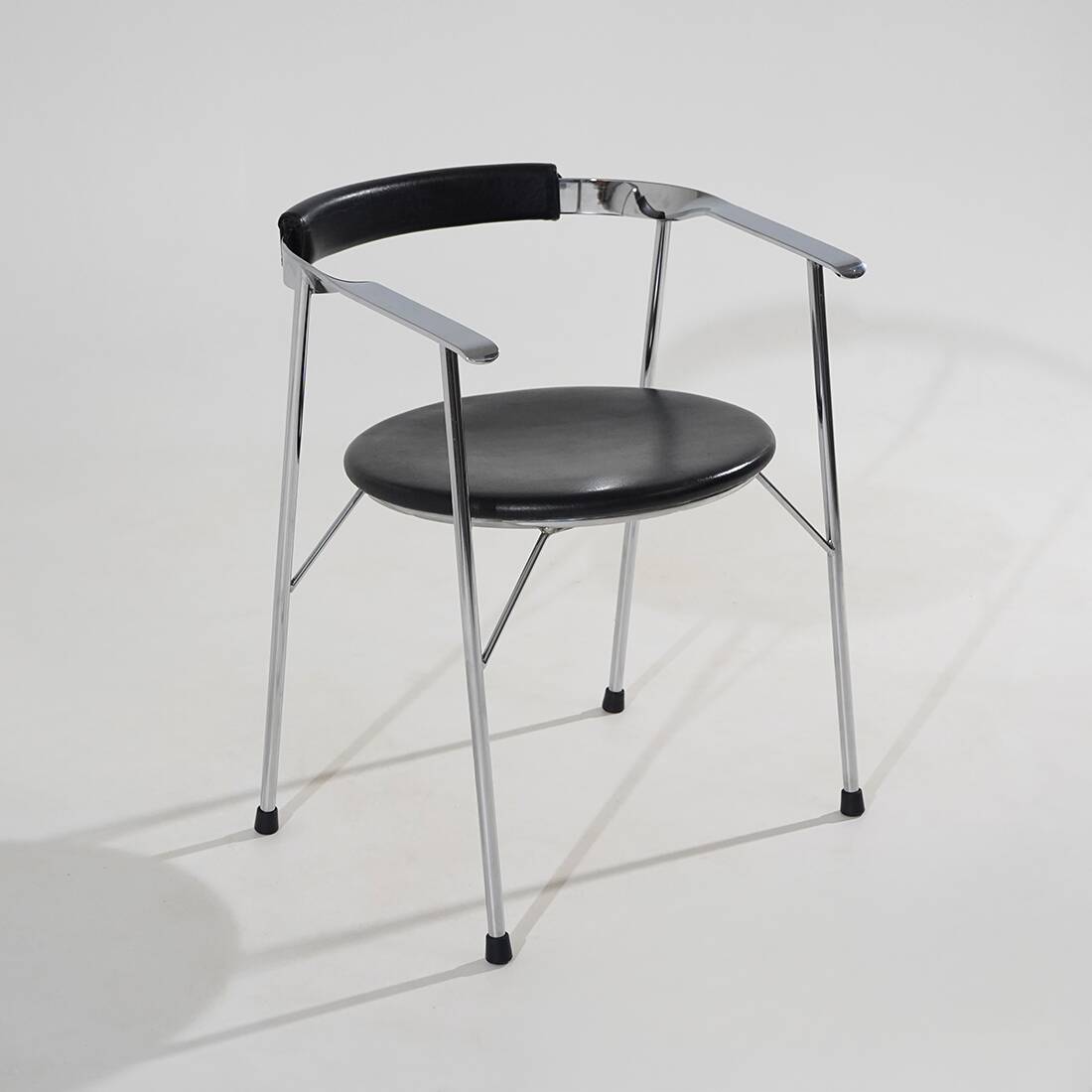 4 chaises en métal chromé et cuir noir, années 1980