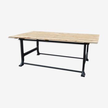 Table industrielle en fonte et plateau en bois