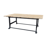 Table industrielle en fonte et plateau en bois