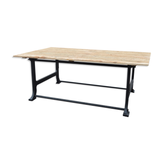 Table industrielle en fonte et plateau en bois