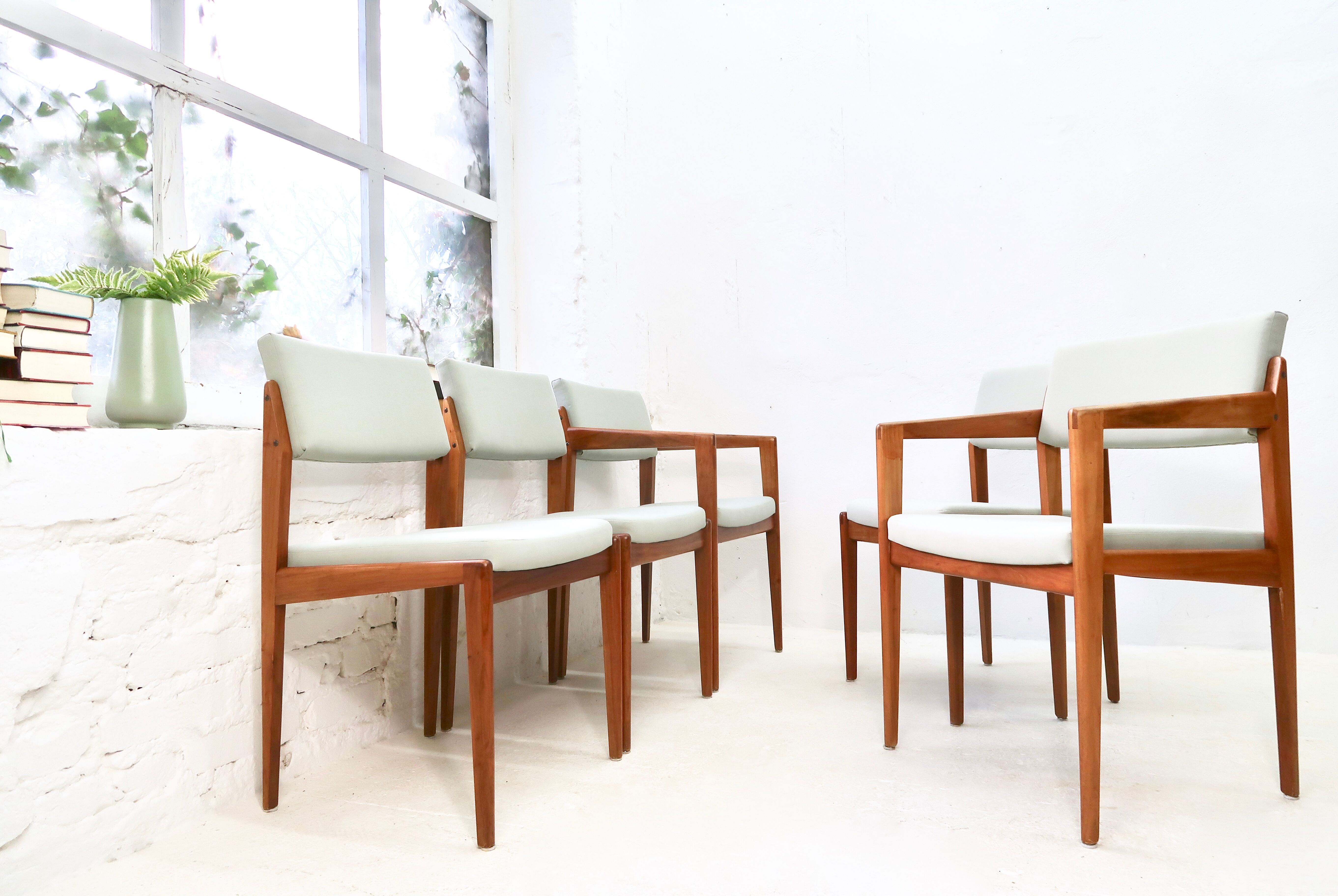 Set of five Dining Chairs by Thonet, 1960s