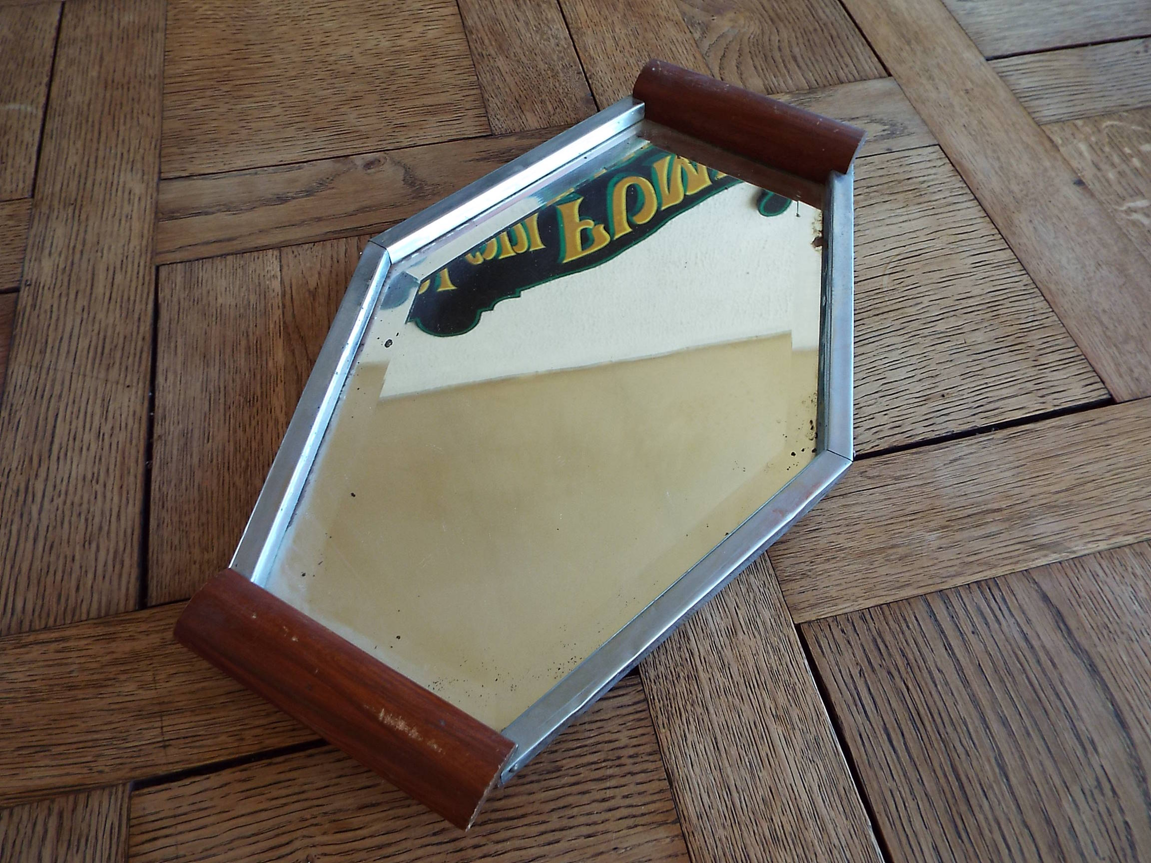Hexagonal mirror tray