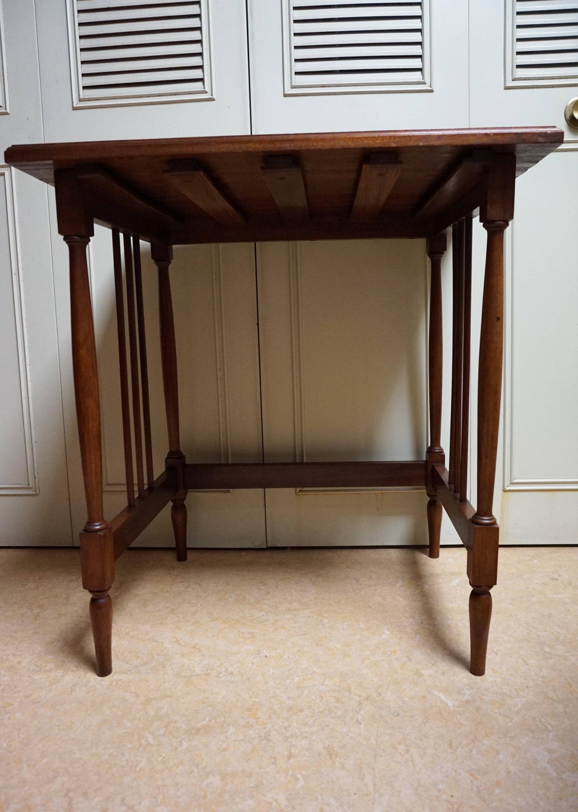 Table d'appoint vintage empilable ou imbriquable, 5 en 1 pour servir, café, vin.