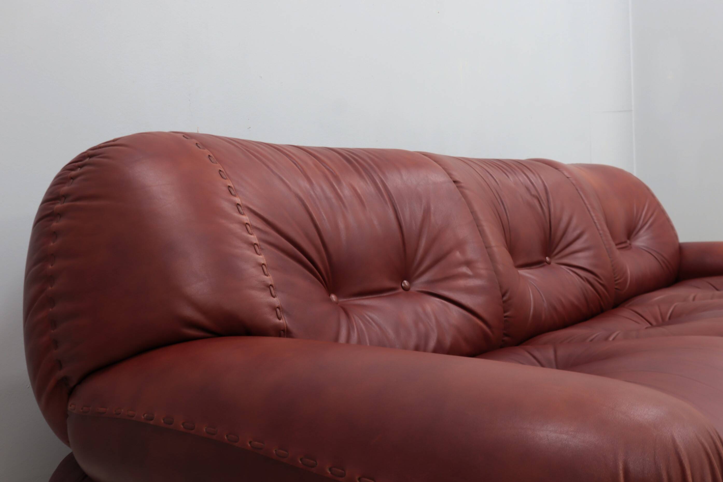 3 seater vintage leather sofa mobil girgi 1970s