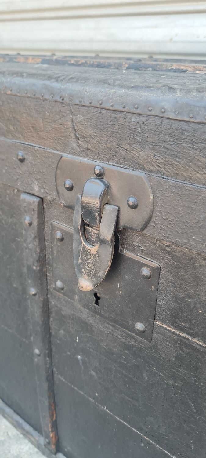 Old trunk lavolaille Paris