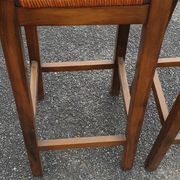 2 tabourets de bar en bois et paille
