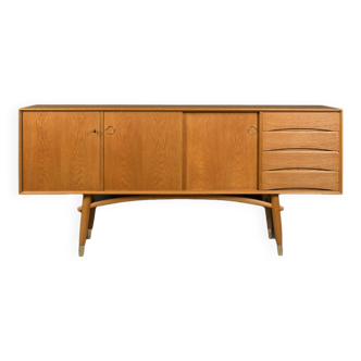 Buffet en chêne Gustav Bahus, élégance scandinave et moderne du milieu du siècle dernier